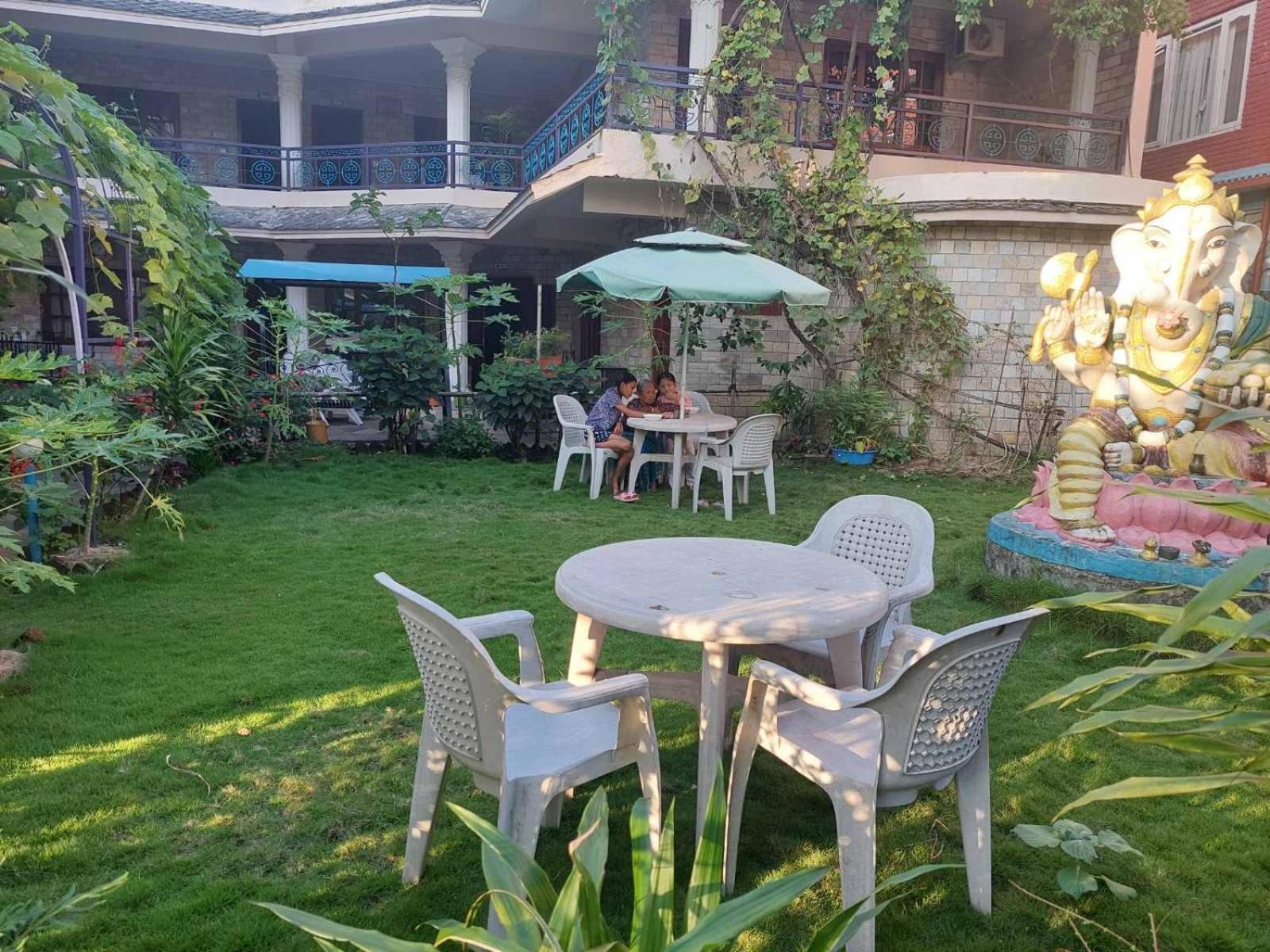 Blue Planet Lodge & Restaurant Pokhara Exterior foto